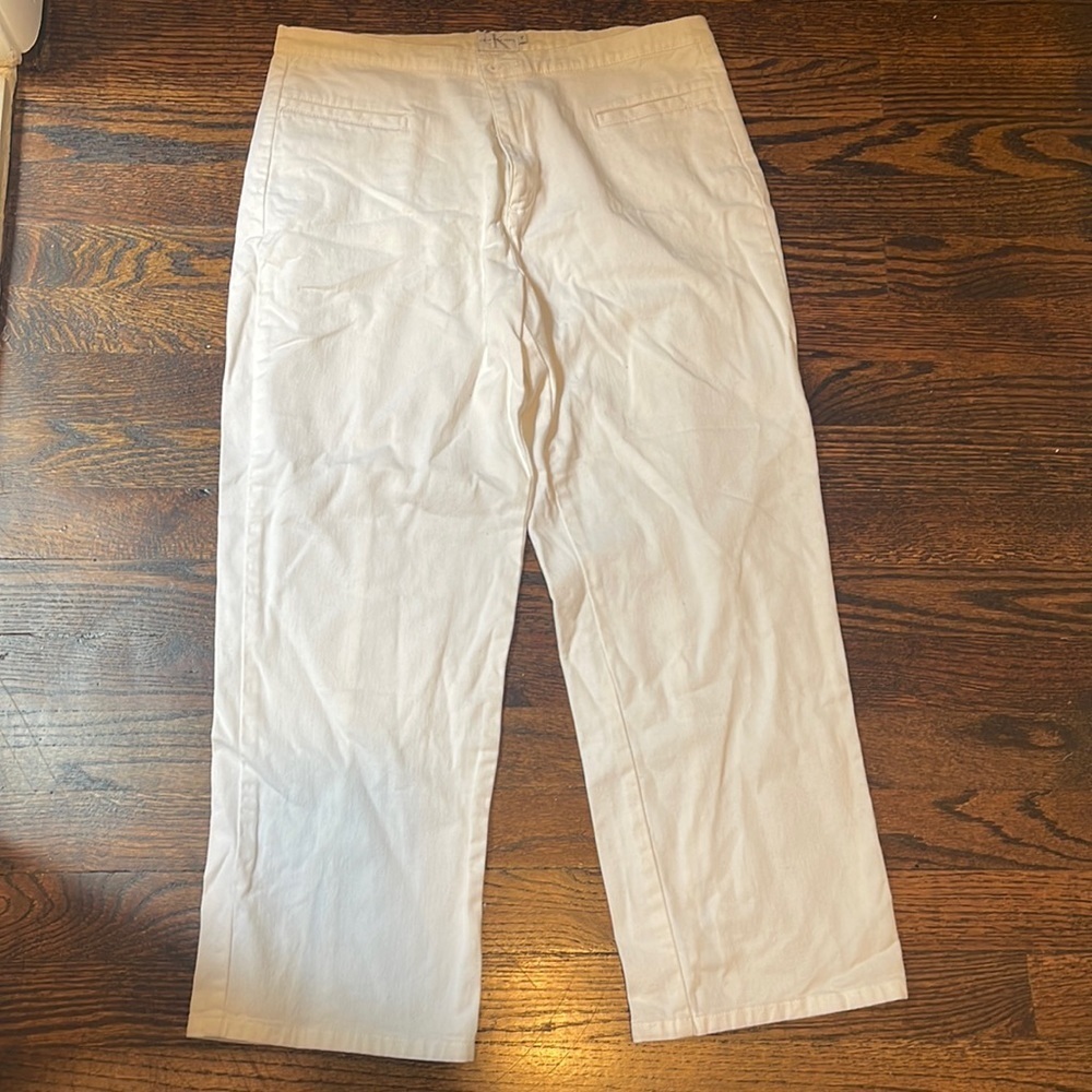 Calvin Klein white cropped pants. Size 7 womens/ juniors
